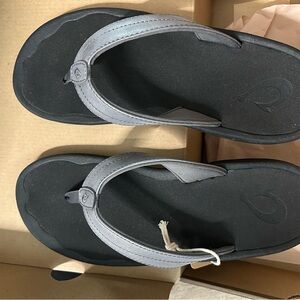 NWOT OluKai Gray and Black Women's Flip Flop Sandals